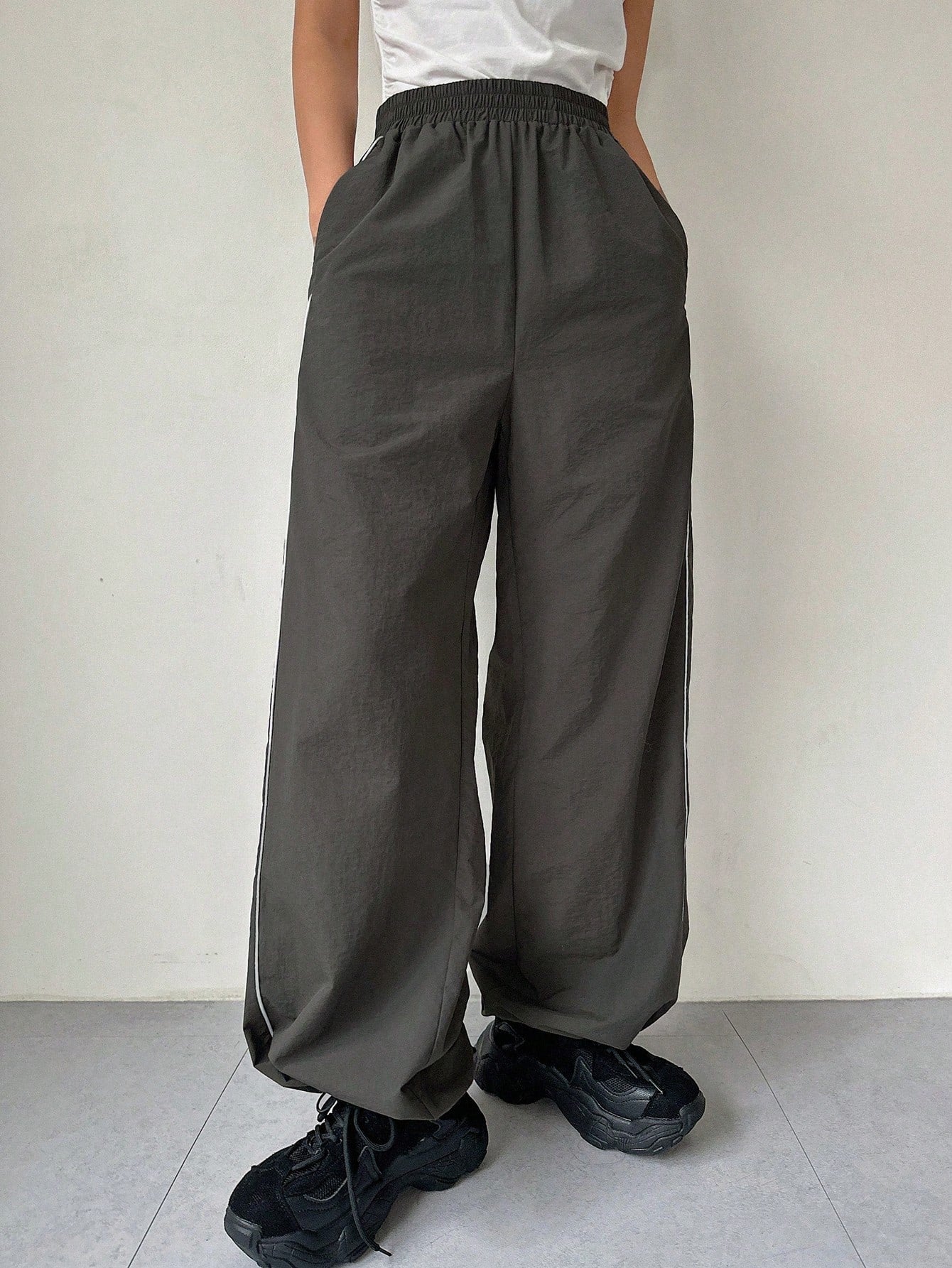 DAZY Women'S Colorblock Elastic Waist Cuffed Parachute Pants
